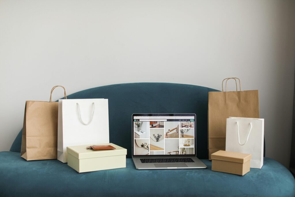 Opret webshop med WooCommerce - laptop med indkøb