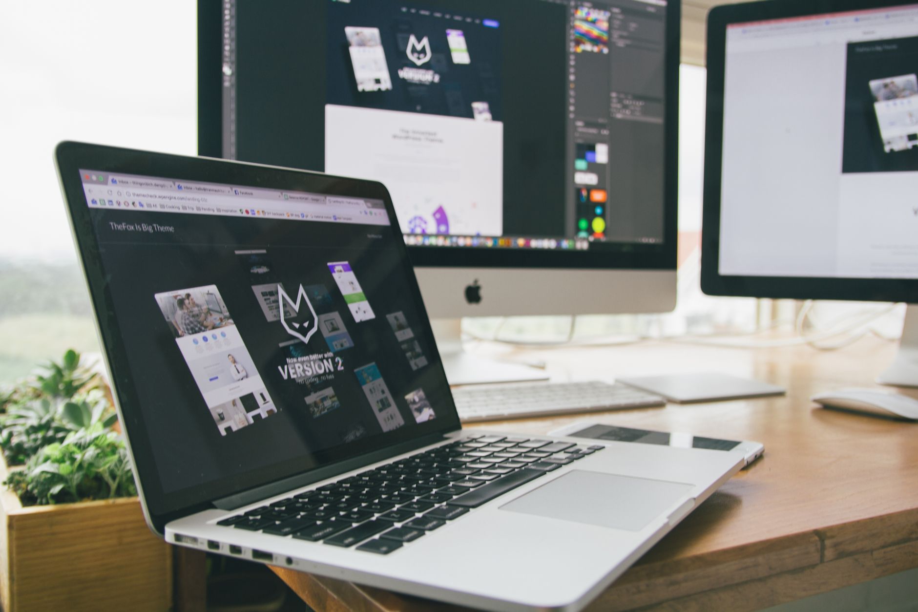 Designer arbejder med hjemmeside design og layout på computer
