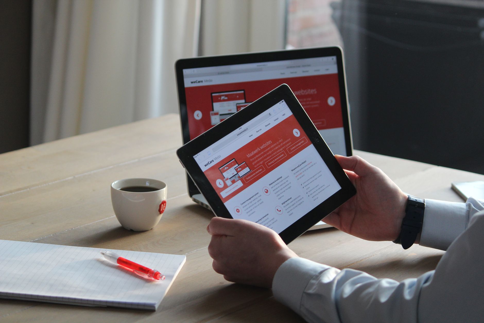 Hjemmeside design mockup vist på laptop og mobiltelefon — godt responsivt design