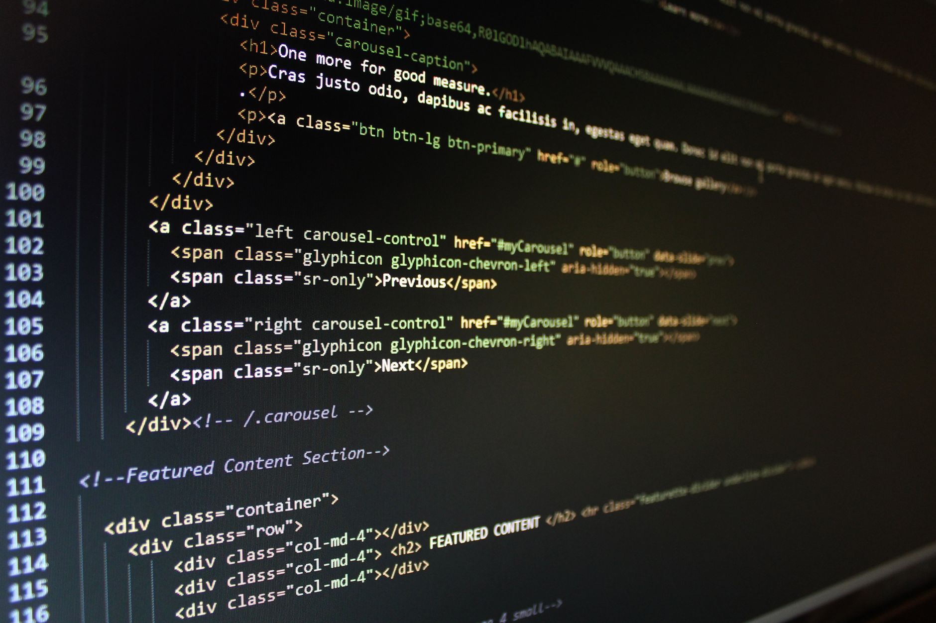 HTML og CSS kode på skærm — fundamentet under ethvert WordPress hjemmeside design