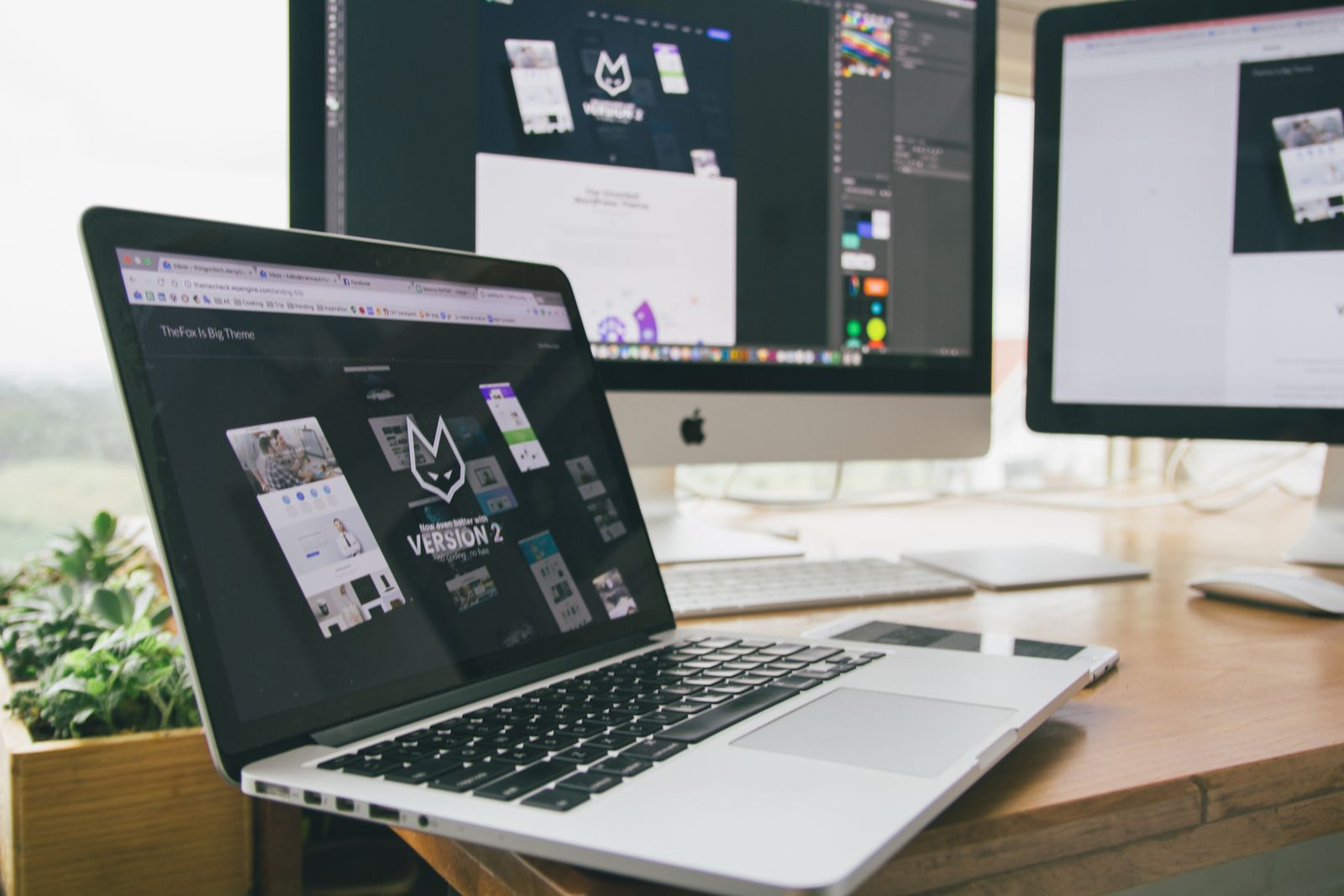 Hvad er WordPress illustreret med hjemmeside-design på flere skærme