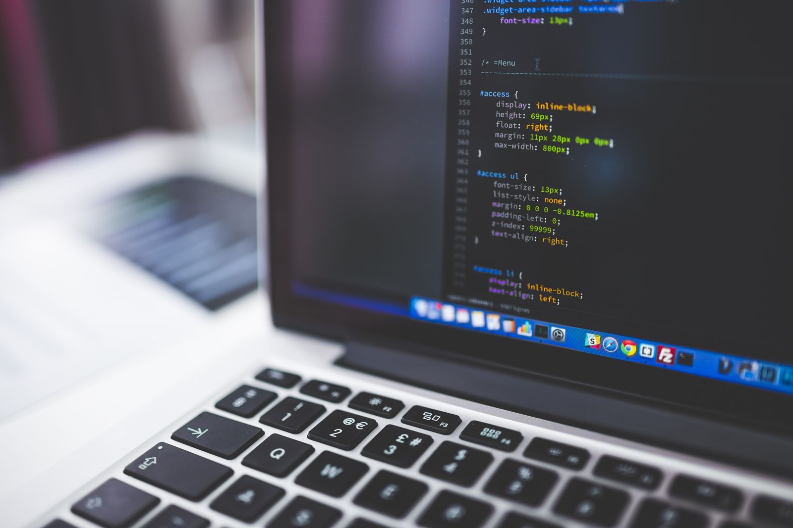 Kode bag en WordPress-hjemmeside vist på en computerskærm
